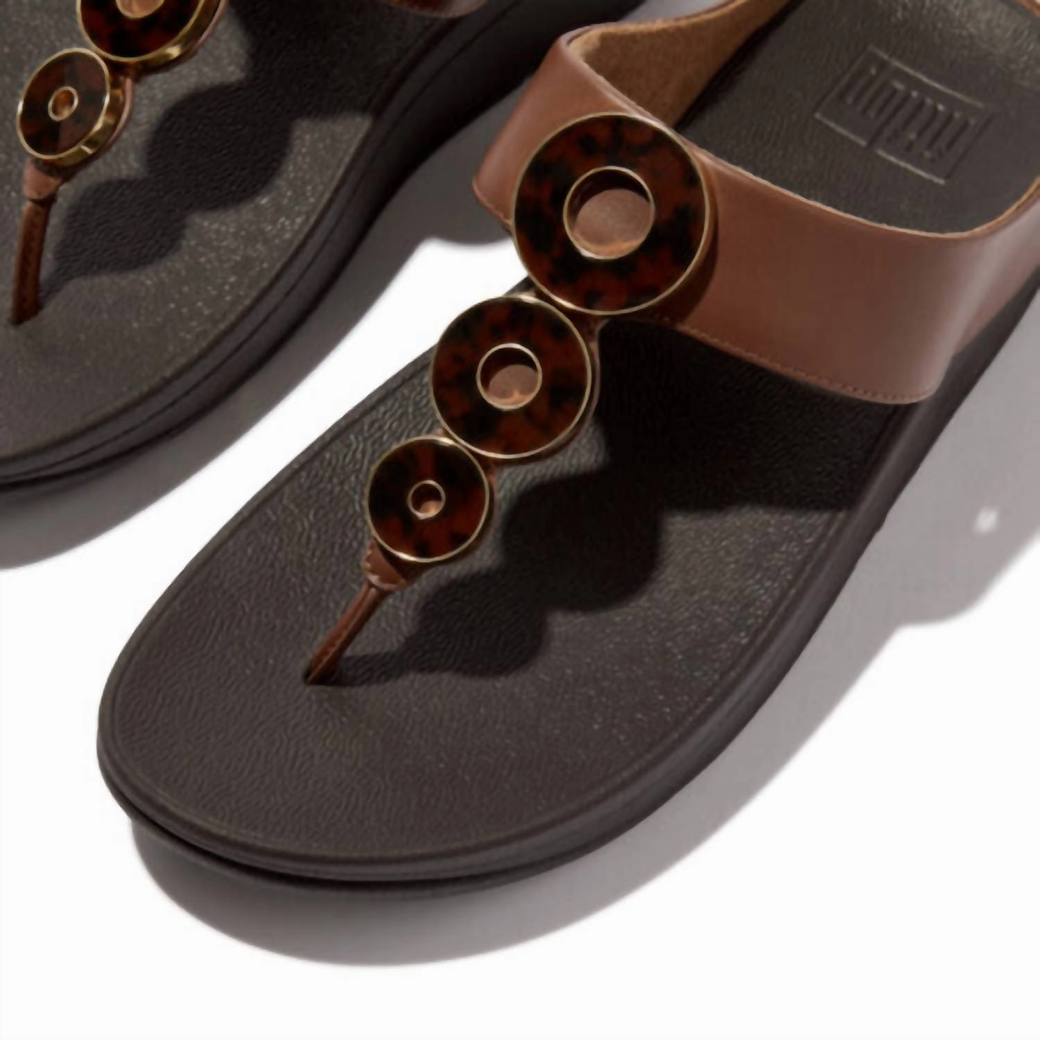 Women's Fino Resin Toe Post Sandal In Rich Brown